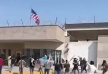 У Карачі протестувальники атакували консульство США натовп протестувальників біля будівлі консульства США в Карачі