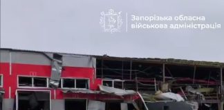Росія вдарила по терміналу «Нової пошти» у Запоріжжі Зруйнована будівля терміналу «Нової пошти» після обстрілу у Запоріжжі