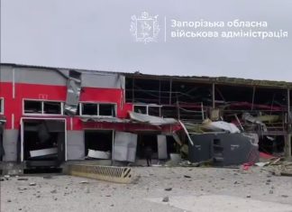 Зруйнована будівля терміналу «Нової пошти» після обстрілу у Запоріжжі