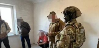 Будинок, який ремонтують військовослужбовці