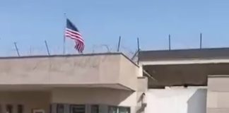 натовп протестувальників біля будівлі консульства США в Карачі