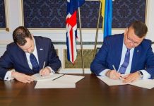 Valerii Zaluzhnyi signs a memorandum with a representative of the United Kingdom