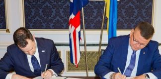 Валерій Залужний підписує меморандум з представником Великої Британії