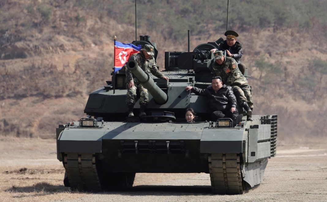 Кім Чен Ин на військових навчаннях у Північній Кореї.