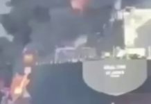 Нафтовий танкер у морі під час пожежі після атаки