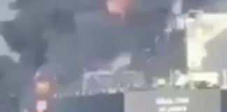 Нафтовий танкер у морі під час пожежі після атаки