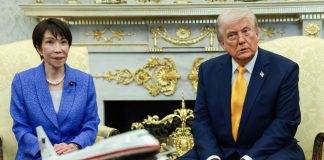 Дональд Трамп під час зустрічі з японськими офіційними особами