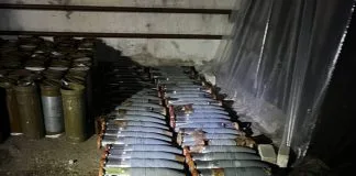 Військовий склад із артилерійськими боєприпасами серед руїн