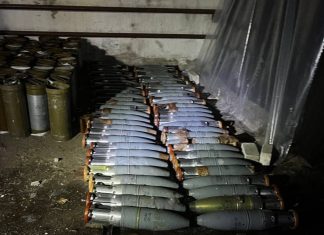 Військовий склад із артилерійськими боєприпасами серед руїн