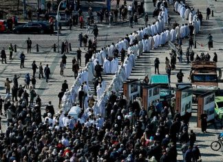 КИЇВ ПРОЩАЄТЬСЯ З ФІЛАРЕТОМ Київ прощання з патріархом Філаретом Софіївська площа