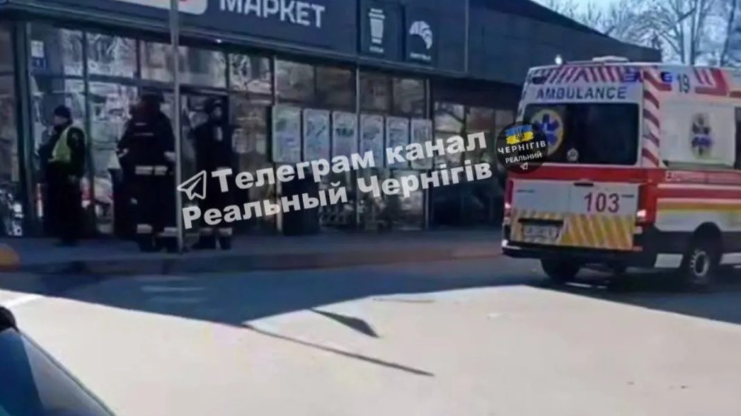 Поліція та вибухотехніки працюють біля входу до супермаркету у Чернігові після вибуху