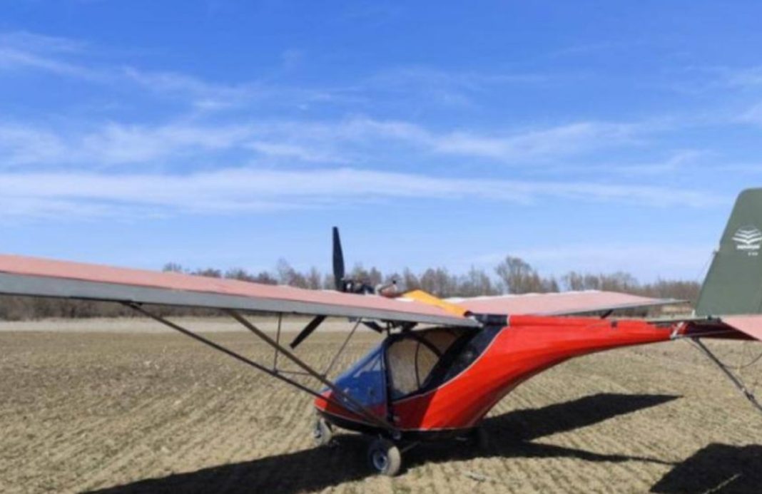 Screenshot_1 A motorised hang glider on the field after landing