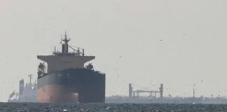 Нафтовий танкер в морі