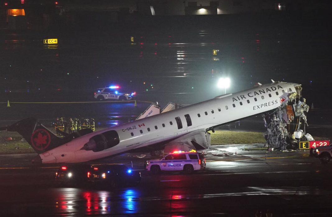 Літак Air Canada Express на руліжній доріжці аеропорту LaGuardia.