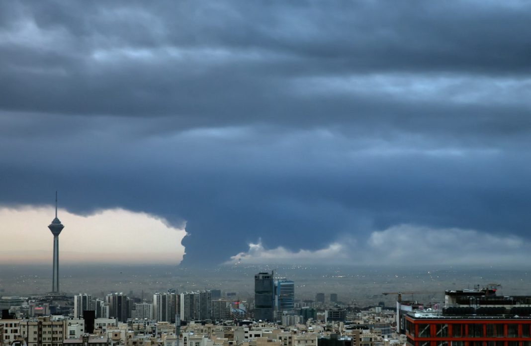 Знімок густої димової хмари над містом Тегеран.