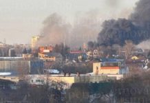 густий дим над промисловою зоною Брянська після вибуху