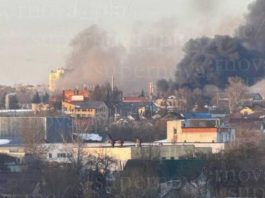 густий дим над промисловою зоною Брянська після вибуху