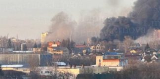 густий дим над промисловою зоною Брянська після вибуху