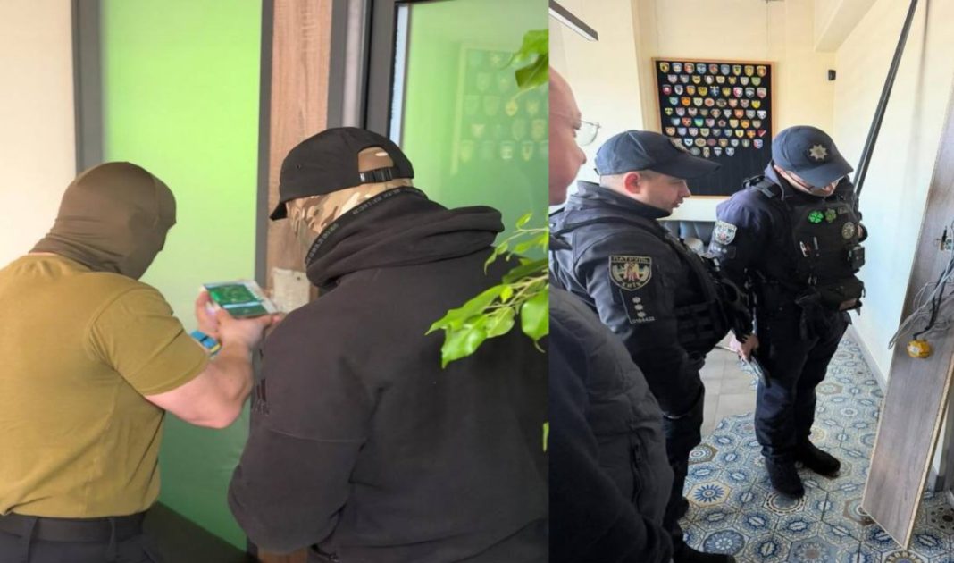 Силовики оглядають обладнання в офісі підприємства TechEx