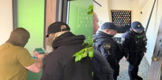 Силовики оглядають обладнання в офісі підприємства TechEx