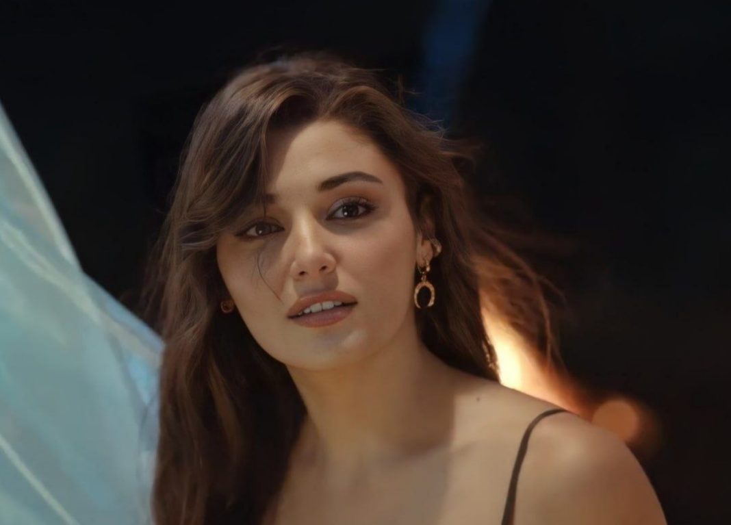 Ханде Ерчел під час публічного заходу.