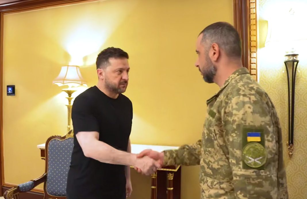 Президент Зеленський під час зустрічі з військовими експертами