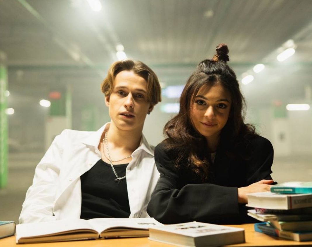 Screenshot_1 Молода співачка NICOLE під час презентації треку «Останній дзвоник».