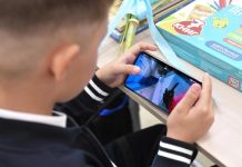 Рада готує обмеження смартфонів для учнів Ученьтримає смартфон у класі під час уроку