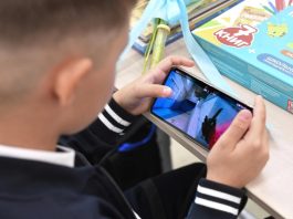 Рада готує обмеження смартфонів для учнів Ученьтримає смартфон у класі під час уроку