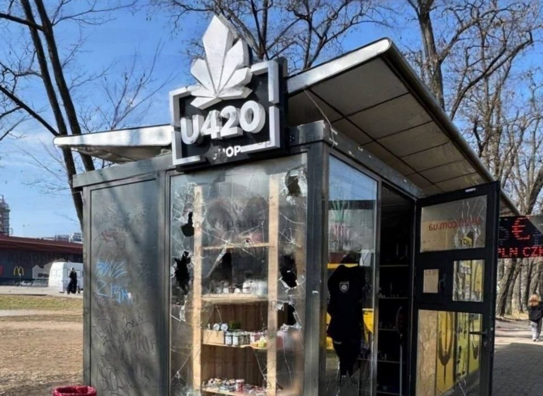 Screenshot_1 Розбите вікно магазину U420 з розмальованим фасадом