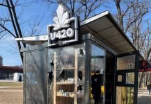 U420 pogroms continue: people close shops themselves Broken window of the U420 store with a painted facade