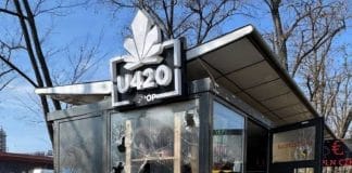 Розбите вікно магазину U420 з розмальованим фасадом