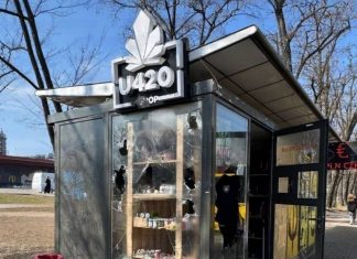 Розбите вікно магазину U420 з розмальованим фасадом