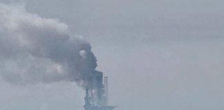 дим над морською нафтовою платформою після атаки
