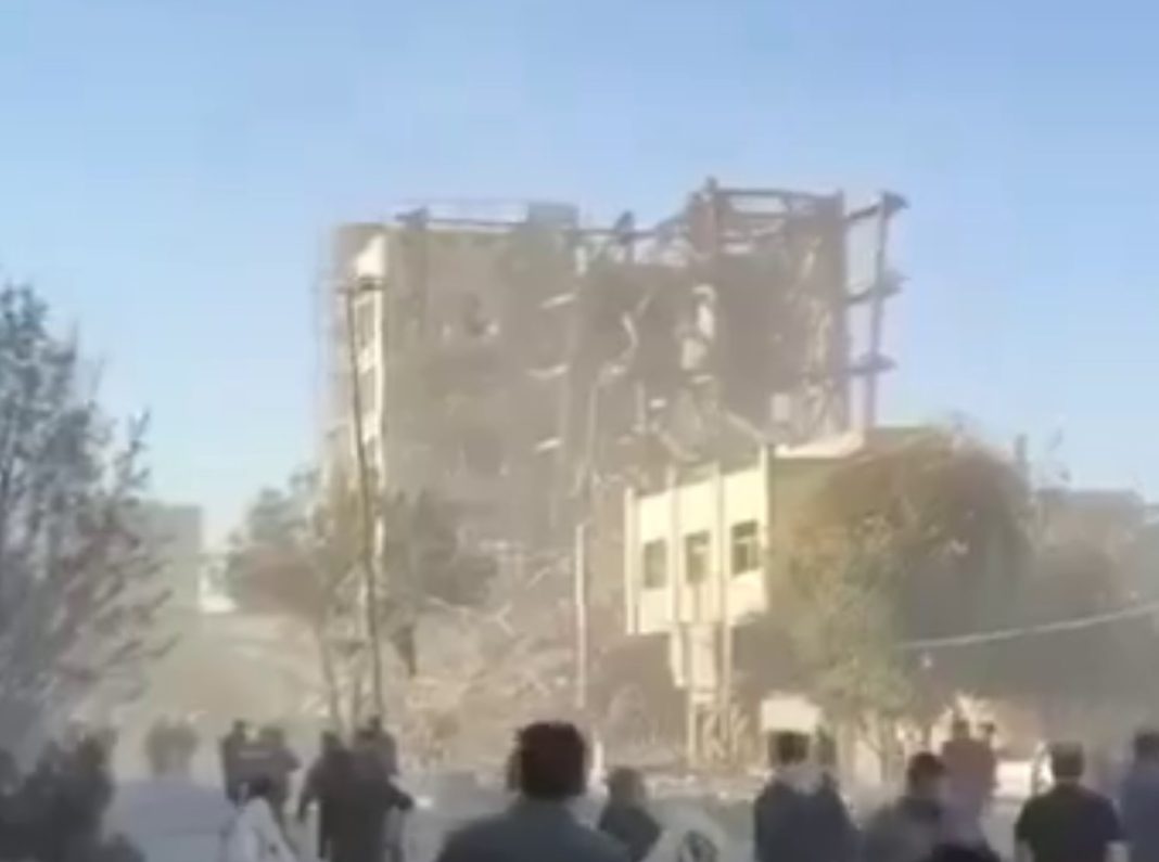 пошкоджена будівля після удару в Ірані