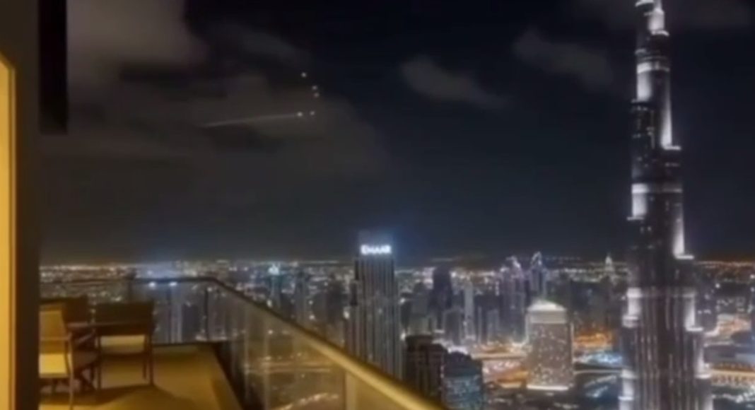 Вид на систему протиповітряної оборони на тлі міста Дубай увечері