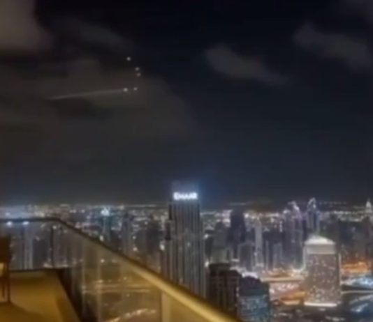 Вид на систему протиповітряної оборони на тлі міста Дубай увечері