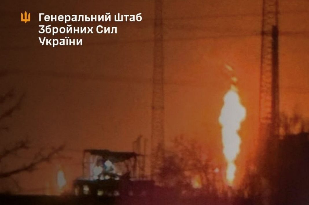 Вид на територію Саратовського нафтопереробного заводу з резервуарами та виробничими установками