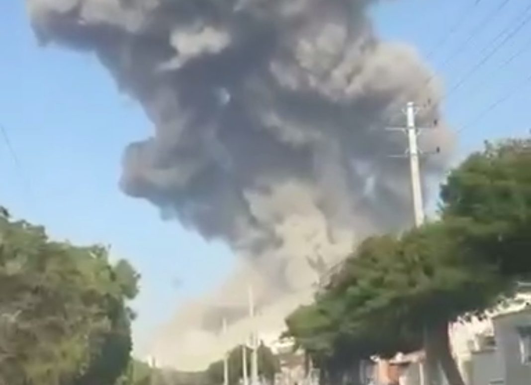 густий стовп диму після вибуху в іранському місті Бушер