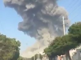 густий стовп диму після вибуху в іранському місті Бушер