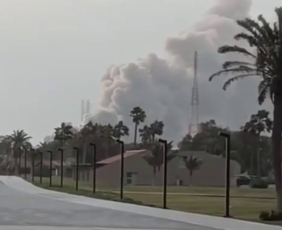 Saudi Aramco Дим над промисловою зоною після ймовірної атаки дронів на об’єкт Aramco