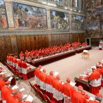 Скандал у Ватикані: кардинал із телефоном на конклаві