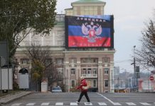 Вид на житлові квартали в окупованому Донецьку