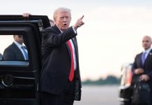 Дональд Трамп виступає на пресконференції у США.