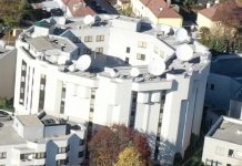 The roof of a building in Vienna with numerous satellite dishes