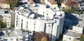 Дах будівлі у Відні з численними супутниковими антенами