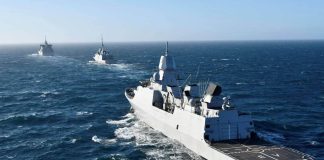 військовий фрегат Нідерландів у морі
