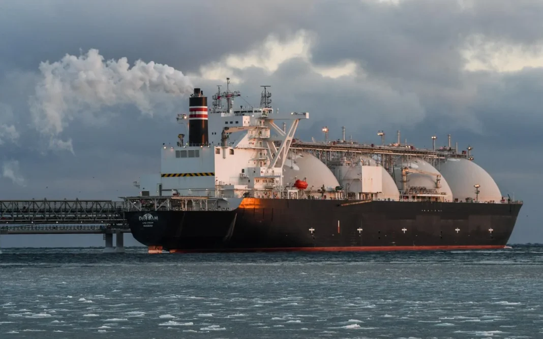 aumu Танкер СПГ у морі на тлі вечірнього неба