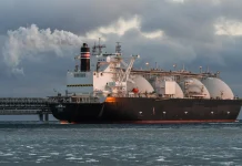 Поставки СПГ падають: світ готується до кризи Танкер СПГ у морі на тлі вечірнього неба