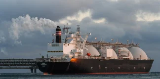 LNG supplies are falling: the world is preparing for a crisis LNG tanker at sea against the evening sky